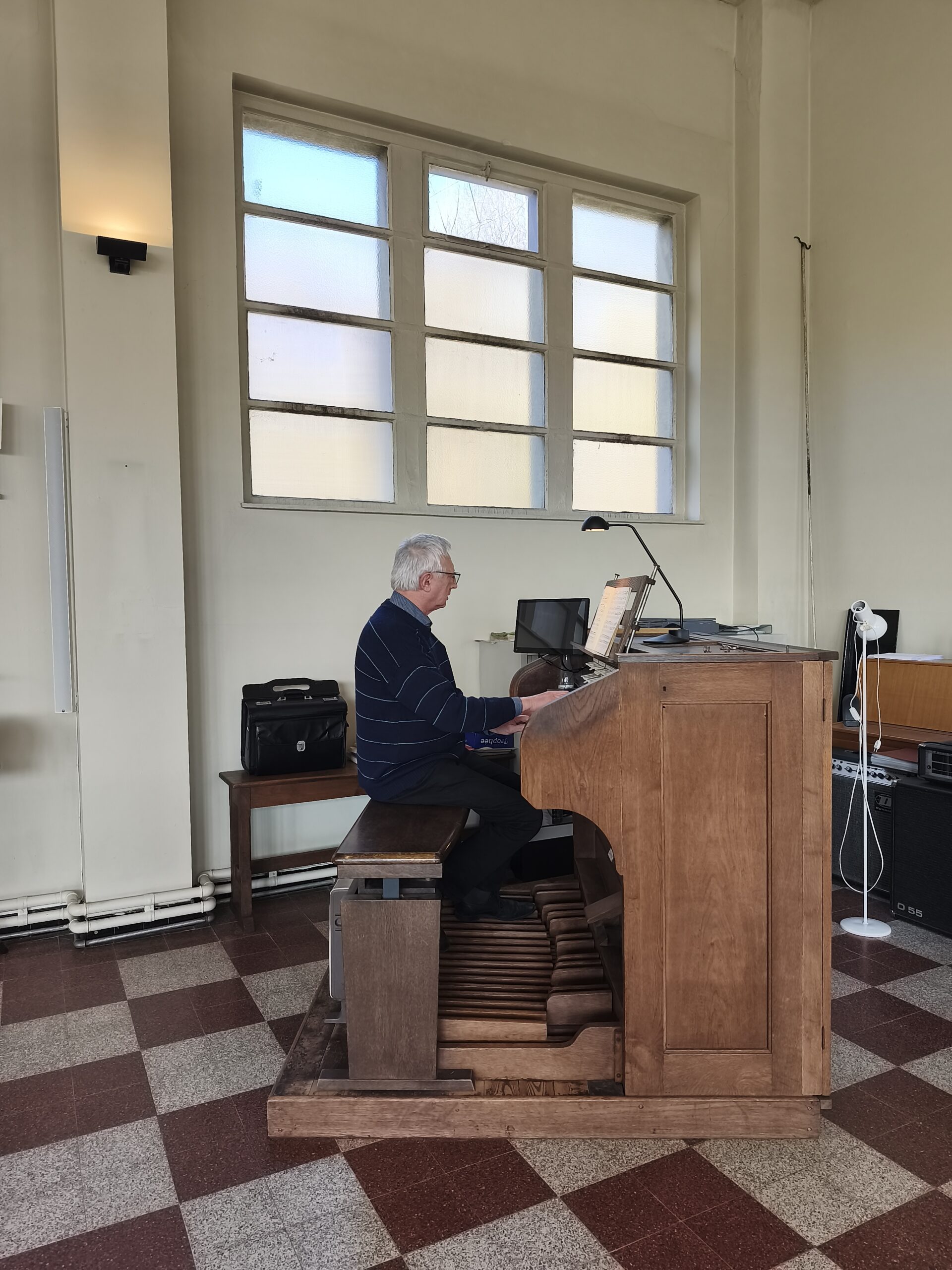 Aan het orgel